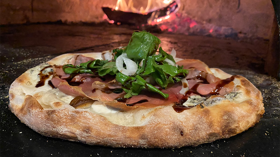 Fig and prosciutto pizza